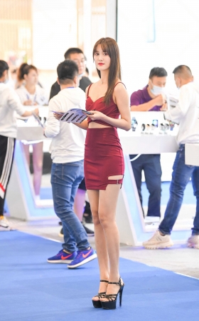 发传单吊带裙美女 [17P]