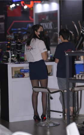 黑丝蓝裙小妹(64P)