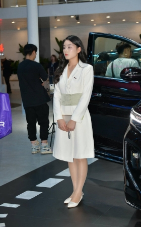 端庄优雅白裙女销售 [20P]