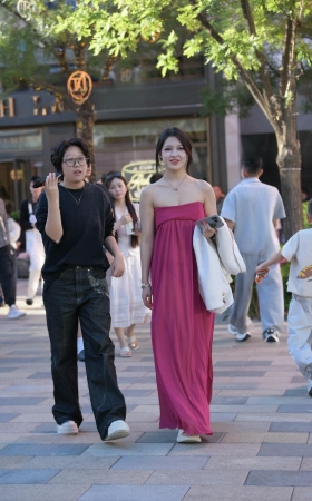 街拍抹胸长裙小姐姐 [17P]