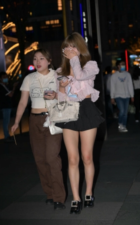 夜拍超短裙美腿小妹 [18P]