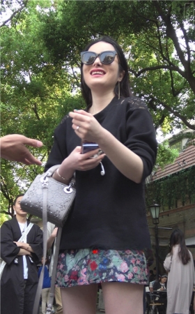 长发白嫩裸腿小姐姐