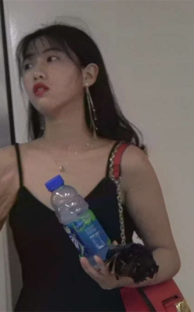 高跟美足标致的靓女