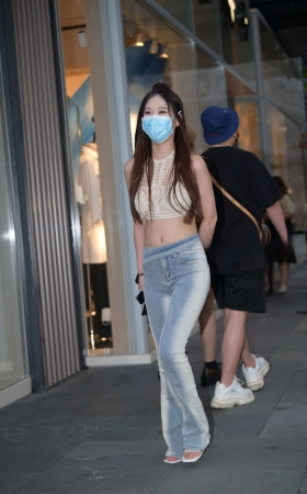 抓拍性感大露背，牛仔美眉 [23P]