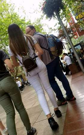 白T恤街拍紧身白裤长发女孩