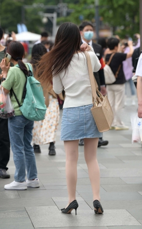 街拍R丝牛仔裙美女姐姐 [26P]