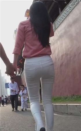 街拍粉衣白色紧身裤圆臀小清新美女 [918 MB]