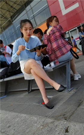 干饭的美腿小姐姐