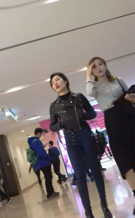 蓝色超紧身牛仔裤高挑气质美女