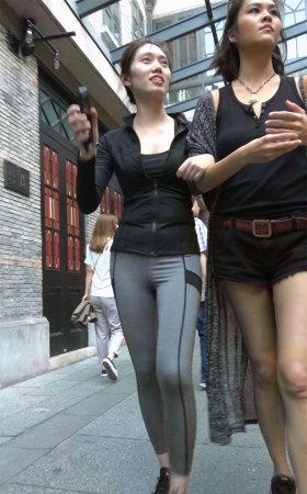 灰色弹力裤运动鞋美女