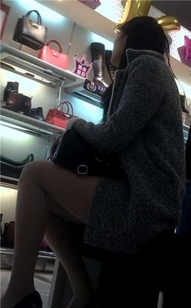 包包店内拍摄两位高跟长腿姐妹花