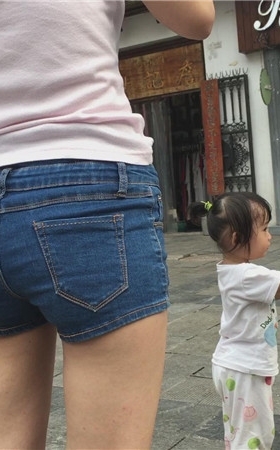 带孩子的牛仔热裤美妇