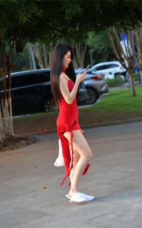 红色亮眼裙