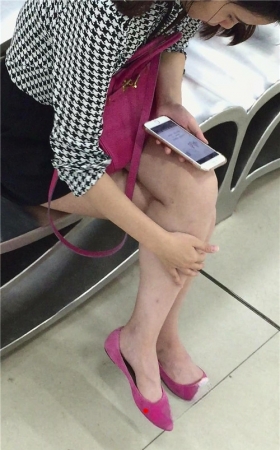 商场休息区拍摄美腿玉足美眉