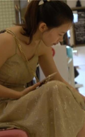 4K 吊带连衣裙美女试大红高跟鞋 [1.51 GB]