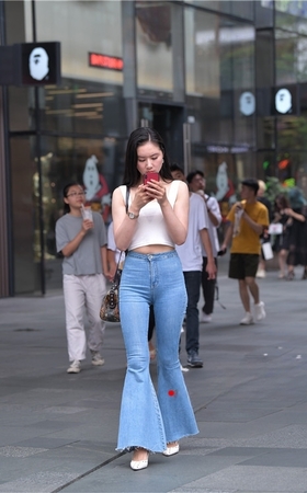 紧身牛仔喇叭裤小姐姐(122P)