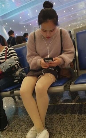 4k-高铁站候车室拍摄红彤彤厚唇的肉丝小妹，一直在玩手…