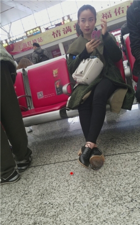 玩手机的漂亮小姐姐