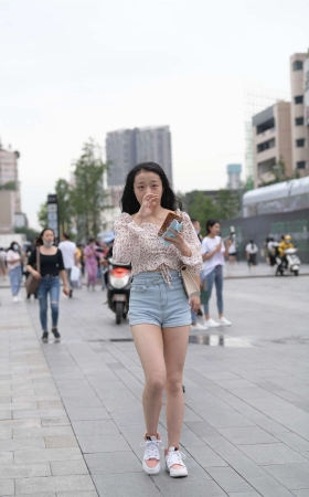 视觉冲击街拍作品 – 迷你热裤女友