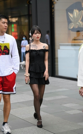 搭讪黑裙黑丝可爱小妹 [18P]