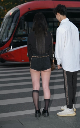 街拍高腰热裤蜜臀美眉 【图片➕视频】 [18P]