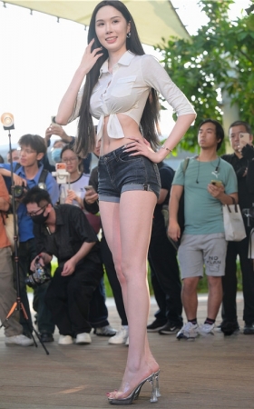 弯弯热裤美腿(216P)
