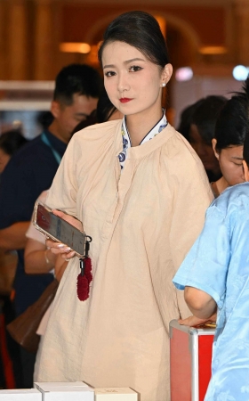 26415-17-71√海航空姐-俩灰丝平底鞋在排队呢 12P