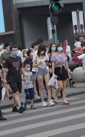 腿上有纹身的牛仔热裤小姐姐