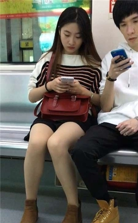 地铁上的甜美小清新美女姐姐
