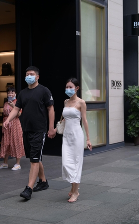 性感白色吊带裙
