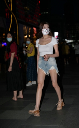 偶遇碎边热裤长腿小姐姐 [20P]