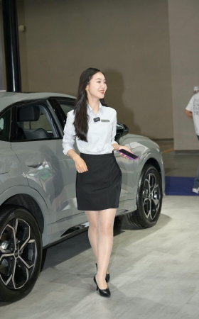 直播卖车的超薄R丝美女主播 【图片➕视频】 [21P]