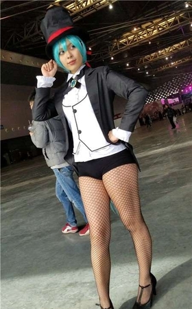 4K-超短裤性感大眼网袜cosplay的美少女