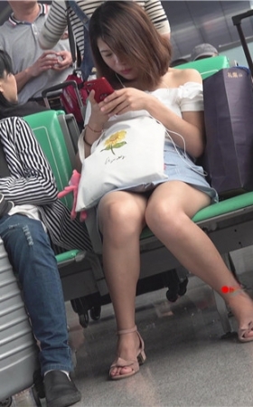 牛仔裙美足小姐姐