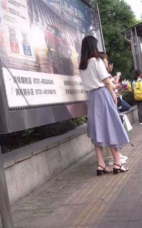 凉高跟，玉足MM在等公交车