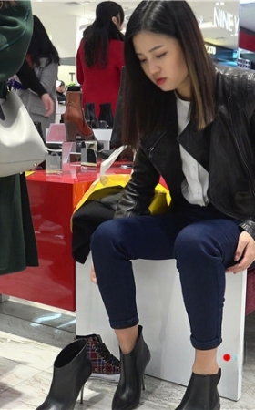 试短靴的美女