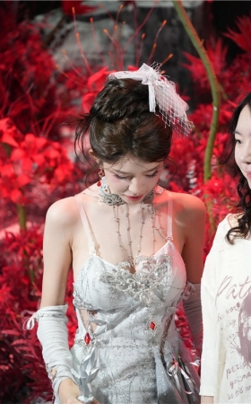 白皙美女(91P)
