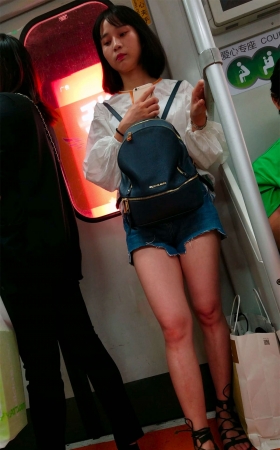 地铁上的靓妹