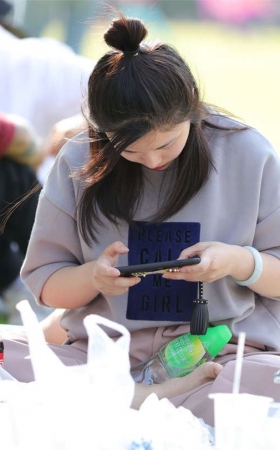 No846 草地三个女孩尽情秀足 第3套
