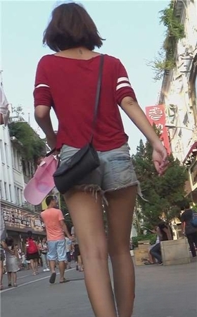 街拍红色T恤的美女，一双修长的美腿。[869 MB]