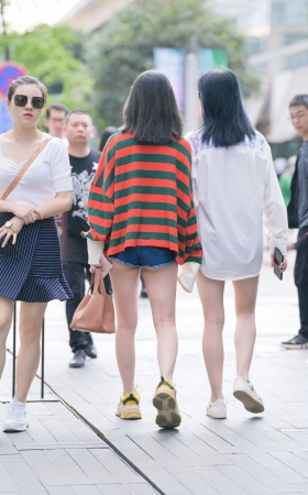 花格热裤小妹