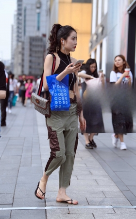 低调性感的露背装 [13P]