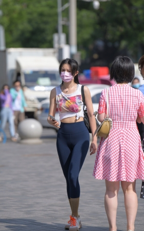 蓝色高挑紧身裤美女