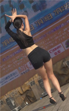 高校泳装秀漂亮妹子才艺表演
