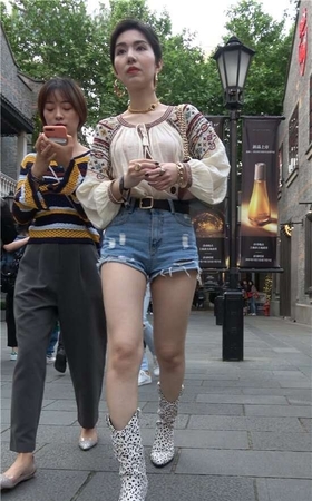 4K – 极品大长腿热裤短发美女 [1.44 GB/MP4]