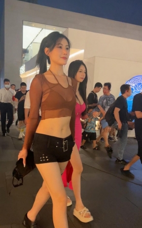 街拍黑热裤小蛮腰美眉 [6P]