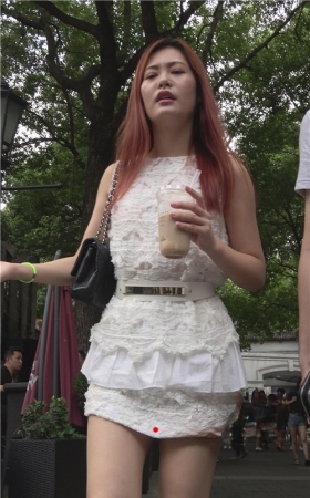 喝着奶茶的白色连体裙美女