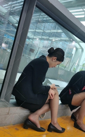 4K展会后台偶遇浅灰丝OL制服休息美女 [6P]