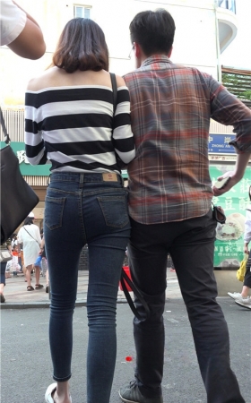 和男友逛街的蓝牛妹子