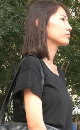 高挑秀丽的美女的完美脚丫不容错过